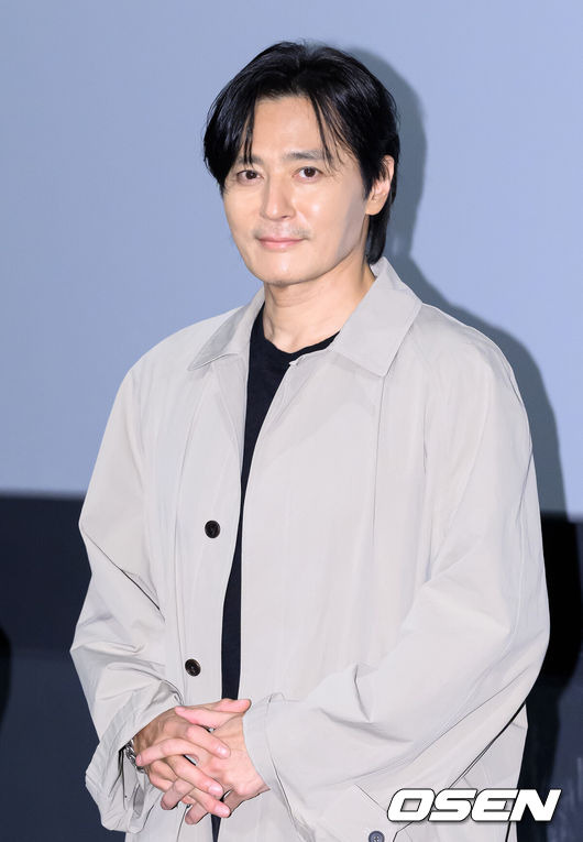 [OSEN=이대선 기자] 9일 서울 CGV 용산아이파크몰에서 영화 ‘보통의 가족' 무대 인사가 진행됐다.영화 ‘보통의 가족'은 각자의 신념을 가지고 살아가던 네 사람이 아이들의 범죄 현장이 담긴 CCTV를 보게 되면서 모든 것이 무너져가는 모습을 담은 이야기다.배우 장동건이 무대인사를 하고 있다. 2024.10.09 /sunday@osen.co.kr