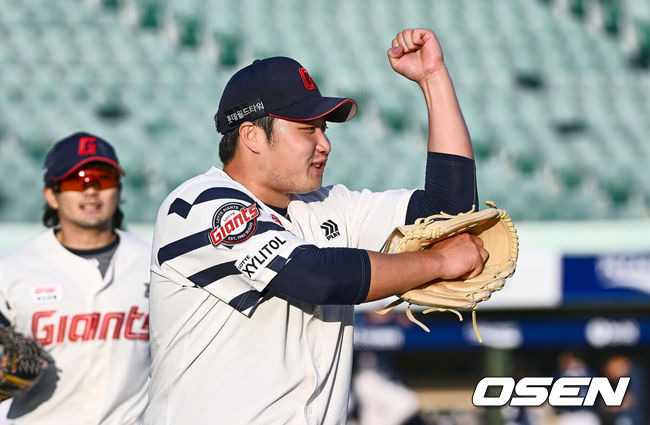 [OSEN=울산, 이석우 기자] 29일 울산 문수야구장에서 2024 울산-KBO Fall League 롯데 자이언츠와 NC 다이노스의 결승 경기가 열렸다. 롯데 자이언츠는 현도훈이 선발 출전하고 NC 다이노스는 이용준이 선발 출전했다. 롯데 자언언츠 진승현이 5회초 1사 만루 NC 다이노스 박한결을 병살로 잡고 환호하고 있다. 2024.10.29 / foto0307@osen.co.kr