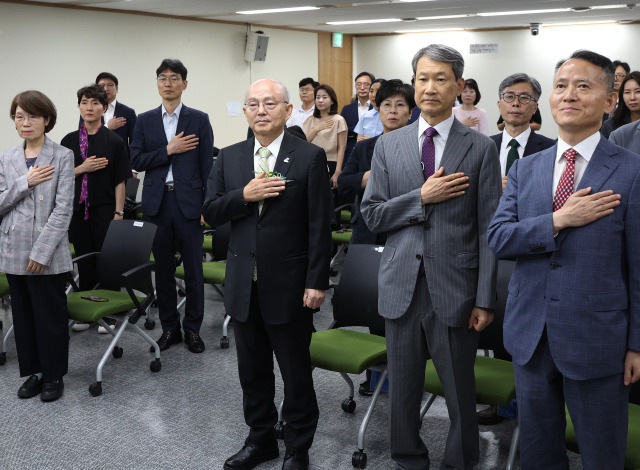 ▲안창호 신임 국가인권위원장이 지난 9일 오전 서울 중구 국가인권위원회에서 열린 인권위원장 취임식에서 참석자들과 국기에 대한 경례를 하고 있다. ⓒ연합뉴스