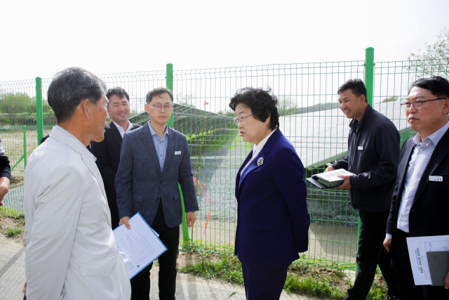 ▲김경희 이천시장이 관내 한 민원현장을 찾아 주민들의 애로사항을 청취하고 있다. ⓒ 이천시