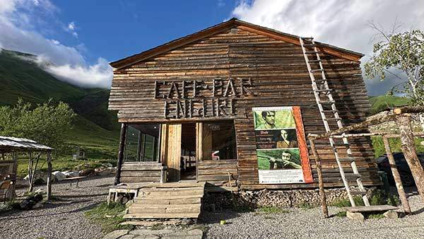 1990년대 초 스바네티의 산을 배경으로 촬영한 영화 '데데'를 상영하는 카페바 엔구리.