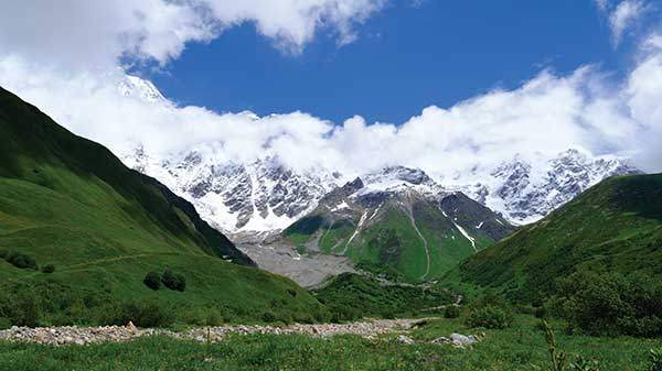 조지아에서 가장 높은 봉우리 쉬카라. 쉬카라빙하트레일에서 수줍은 듯 살포시 면사포 밖으로 얼굴을 내밀어준다.