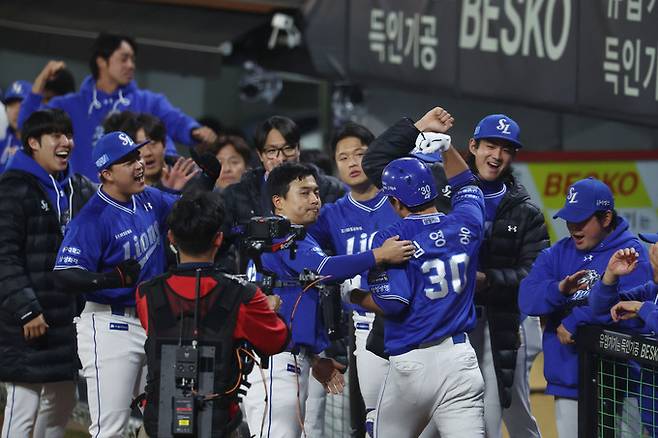 28일 광주 기아챔피언스필드에서 열린 2024 신한 SOL뱅크 KBO 포스트시즌 한국시리즈 5차전 삼성 라이온즈와 KIA 타이거즈의 경기. 1회초 2사 상황에서 삼성 김영웅이 솔로 홈런을 친 뒤 동료들의 축하를 받고 있다. 연합뉴스