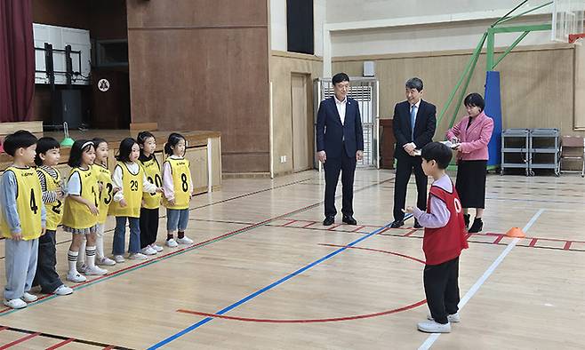 이주호 부총리 겸 교육부 장관(가운데)과 국민의힘 정성국 의원(왼쪽)이 지난 21일 부산 양정초등학교에서 늘봄학교 1학년 맞춤형 프로그램인 ‘놀이체육’ 수업을 지켜보고 있다.