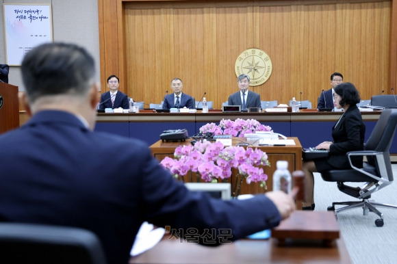 조태용 국가정보원장이 29일 서울 서초구 내곡동 국가정보원에서 열린 국회 정보위원회의 국정원에 대한 국정감사에 출석하고 있다. 왼쪽부터 국정원 김남우 기조실장, 황원진 2차장, 조 원장, 윤오준 3차장. 2024.10.29 국회사진기자단