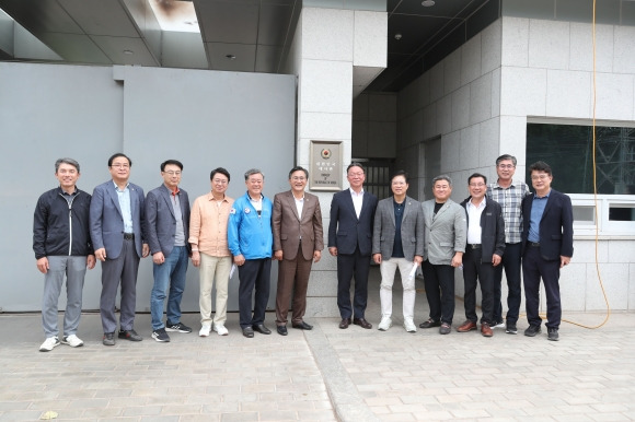 지난 28일 대한민국 대사관을 방문해 간담회를 가진 경북도의회 박성만 의장 등 국제친선교류단. 경북도의회 제공