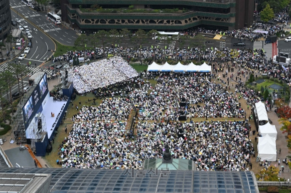 개신교계 임의 단체인 ‘한국교회 200만 연합예배 및 큰 기도회 조직위원회’ 신도들이 27일 오후 서울 광화문 일대에서 동성결혼 합법화·차별금지법 제정을 저지하기 위한 연합 예배를 열고 있다. 2024.10.27. 도준석 전문기자