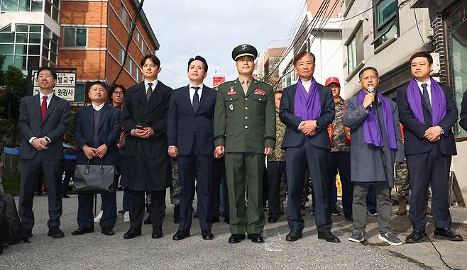 고(故) 채수근 해병대 상병 순직 사건 관련 항명 등 혐의로 기소된&nbsp;박정훈&nbsp;전 해병대 수사단장(대령)이 29일 오전 서울 용산구 중앙지역군사법원 앞에서 공판 출석 전 기자회견에 참석하고 있다. ⓒ연합뉴스