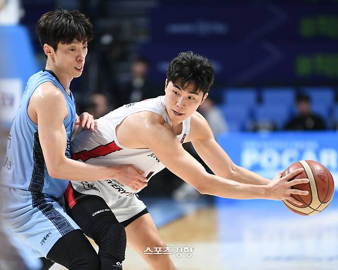안양 정관장 박지훈이 지난 28일 고양소노아레나에서 열린 2024~2025 KCC 프로농구 고양 소노와의 경기에서 소노 이재도에 맞서 볼을 지키고 있다. KBL 제공