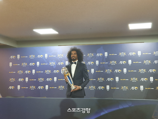 카타르의 아크람 아피프가 29일 열린 AFC 애뉴얼 어워즈 서울 2023에서 올해의 선수상을 받은 뒤 기자회견에 나서 트로피를 들어 보인다. 박효재 기자