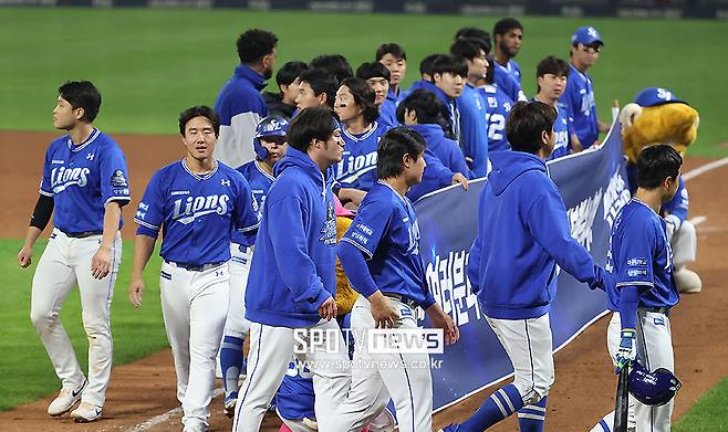 ▲ 삼성 라이온즈 선수들이 한국시리즈 종료 후 팬들에게 인사하고 있다. ⓒ곽혜미 기자