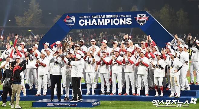 KIA는 28일 광주 기아챔피언스필드에서 열린 '2024 신한 SOL Bank KBO 포스트시즌' 삼성과 한국시리즈(7전4승제) 5차전에서 7-5로 승리했다. 이날 승리로 시리즈 전적 4-1을 기록. 구단 역사상 12번째 우승을 확정했다. 광주, 김한준 박지영 기자