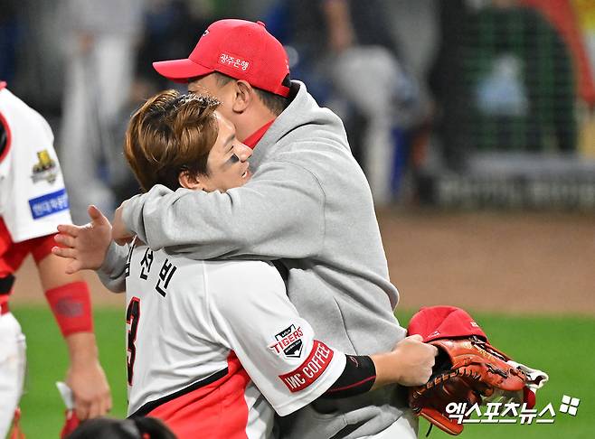 KIA 내야수 김선빈(왼쪽)은 28일 광주 기아챔피언스필드에서 열린 '2024 신한 SOL Bank KBO 포스트시즌' 삼성과 한국시리즈(7전4승제) 5차전에서 2번타자 2루수로 선발 출전했다. 이날 멀티히트를 포함해 한국시리즈 타율 0.588을 기록하며 시리즈 MVP에 올랐다. 광주, 김한준 박지영 기자