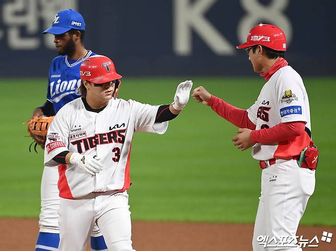 KIA 내야수 김선빈(왼쪽)은 28일 광주 기아챔피언스필드에서 열린 '2024 신한 SOL Bank KBO 포스트시즌' 삼성과 한국시리즈(7전4승제) 5차전에서 2번타자 2루수로 선발 출전했다. 이날 멀티히트를 포함해 한국시리즈 타율 0.588을 기록하며 시리즈 MVP에 올랐다. 광주, 김한준 박지영 기자