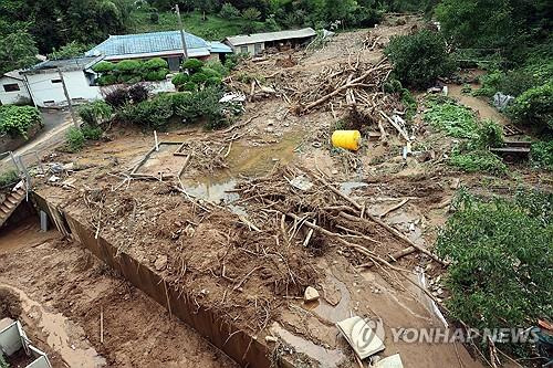 지난 7월 전북 군산서 발생한 산사태 [연합뉴스 자료사진]