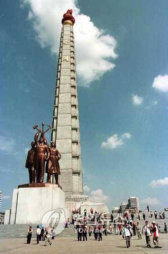 김일성 주체사상탑 김일성 주체사상탑을 돌아보고 있는 제주도민 방북단./사진제공:서재철/교류 2002.5.15 (제주=연합뉴스) khc@yna.co.kr (끝) <저작권자 ⓒ 2002 연 합 뉴 스. 무단전재-재배포 금지.>