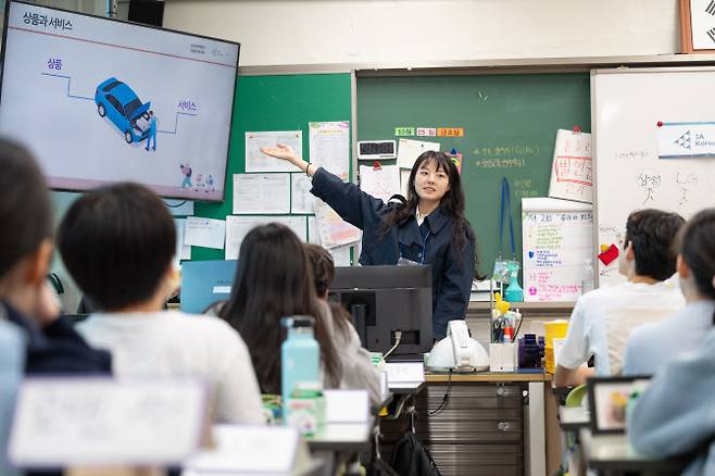 표수민 삼일PwC 신입 회계사가 어린이 경제교육에 참여하여 아이들에게 경제 개념을 설명하고 있다. (사진=삼일PwC)