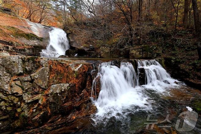지난 29일 오후 강원 인제군 기린면 방태산 이단폭포 일대가 울긋불긋한 단풍으로 물들면서 아름다운 가을 풍경을 연출하고 있다.(인제군 제공)2024.10.30/뉴스1 ⓒ News1 윤왕근 기자