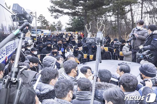 17일 오전 인천 중구 스카이72 바다코스 입구에서 인천지방법원 관계자들이 골프장 운영권 반환 강제집행을 시도하자 스카이72 시설 임차인 및 스카이72 입찰탈락 의혹을 제기하는 보수단체 회원들이 막아서고 있다. 2023.1.17/뉴스1 ⓒ News1 공항사진기자단