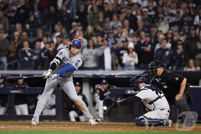 4-6으로 쫓아가던 7회 1사 2루에서 헛스윙 삼진을 당한 오타니. ⓒ AFP=뉴스1