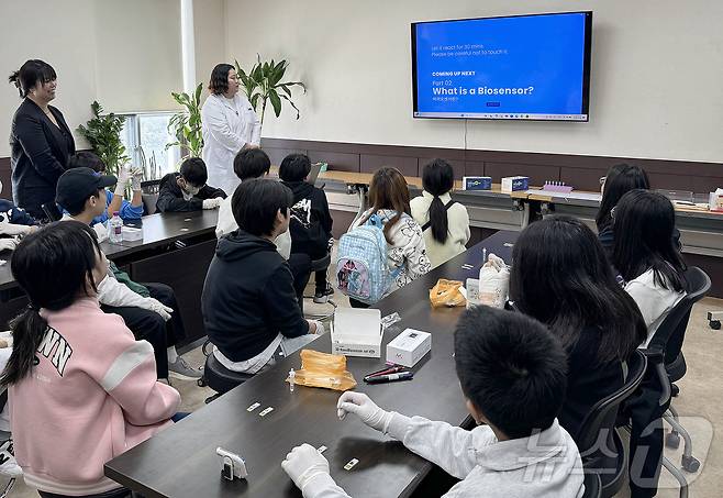 진로체험 프로그램에 참여한 학생들이 마라나노텍을 방문해 교육프로그램을 체험하고 있다.(기술보증기금 제공)