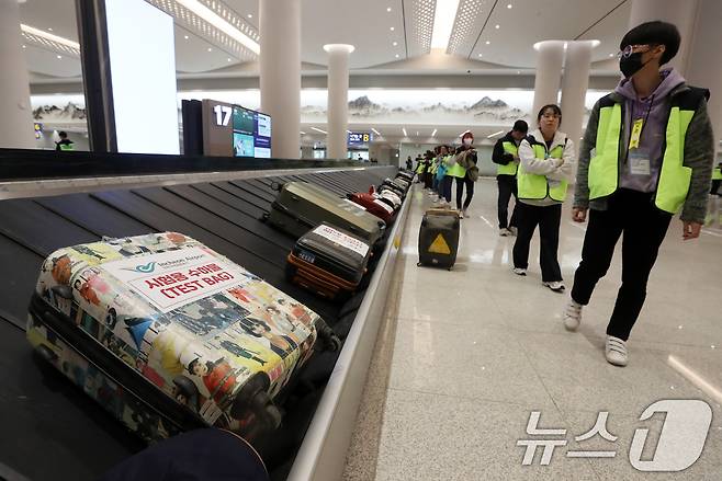 30일 오전 인천국제공항 2터미널 4단계 확장 구간에서 열린 제3차 종합시험운영에서 승객들이 수하물을 찾고 있다. 2024.10.30/뉴스1 ⓒ News1 이승배 기자