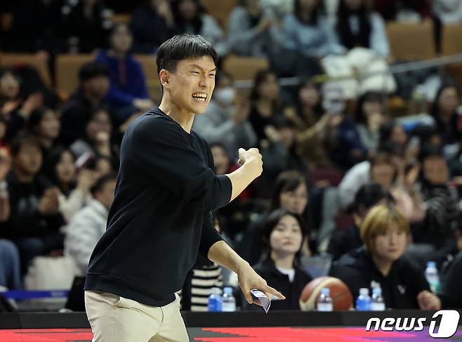 13일 오후 서울 송파구 잠실실내체육관에서 열린 2023-2024 정관장 프로농구 서울 삼성 썬더스와 안양 정관장 레드부스터스의 경기, 1쿼터 서울 삼성 김효범 감독대행이 선수들에게 작전을 지시하고 있다. 2024.2.13/뉴스1 ⓒ News1 김진환 기자