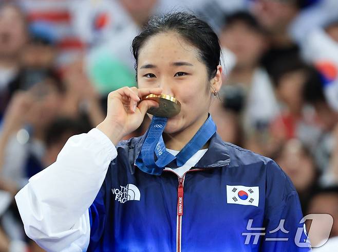 대한민국 배드민턴 대표팀 안세영이 5일 오후(한국시간) 프랑스 파리 라 샤펠 아레나에서 열린 2024 파리올림픽 배드민턴 여자 단식 시상식에서 금메달을 들고 포즈를 취하고 있다. 2024.8.5/뉴스1 ⓒ News1 박정호 기자