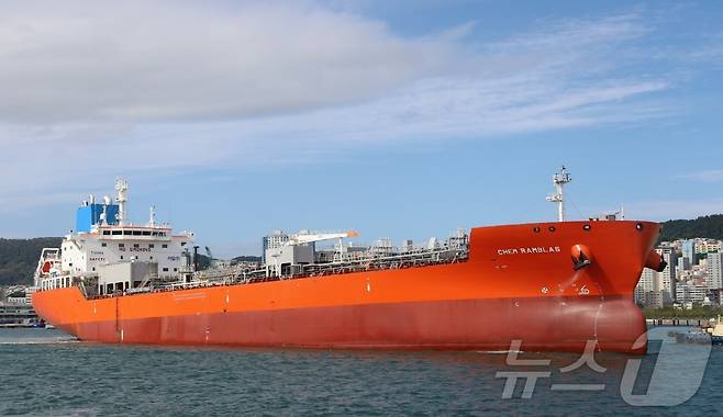 대선조선 3만3000DWT 스테인리스스틸 케미컬 탱커선.(대선조선 제공)