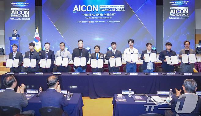 강기정 광주시장이 30일 오후 광주과학기술원에서 열린 글로벌 AI 컨퍼런스 ‘AICON 광주 2024’ 개막식에서 10개 인공지능(AI) 기업들과 224~233번째 업무협약을 체결하고 있다.(광주시 제공)2024.10.30/뉴스1