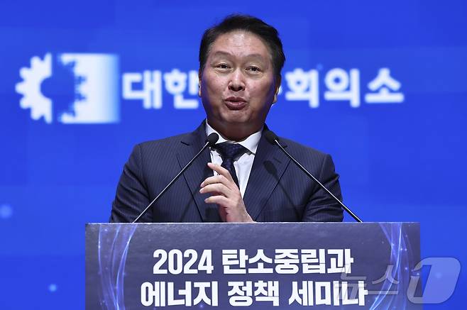 최태원 대한상공회의소 회장이 30일 서울 중구 서울상공회의소 국제회의장에서 열린 ‘2024 탄소중립과 에너지 정책 세미나‘에 참석해 마무리 인사말을 하고 있다. 2024.10.30/뉴스1 ⓒ News1 김도우 기자