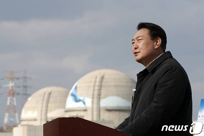 윤석열 국민의힘 대선 후보가 29일 오후 경북 울진군 신한울원자력 발전소 3,4호기 부지에서 원전 관련 입장을 밝히고 있다. 2021.12.29/뉴스1 ⓒ News1 이승배 기자