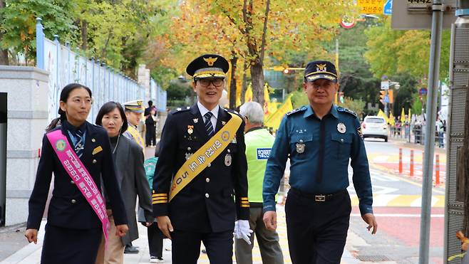 김소년 경기 수원남부경찰서장(사진 가운데)이 최근 영통구 매탄동 매현초등학교에서 '스쿨존 사망사고 예방' 교통 안전 캠페인을 진행하고 있다. (수원남부경찰서 제공) 2024.10.30/뉴스1