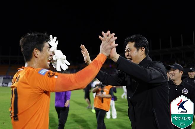 FC안양의 유병훈 감독(오른쪽). (한국프로축구연맹 제공)