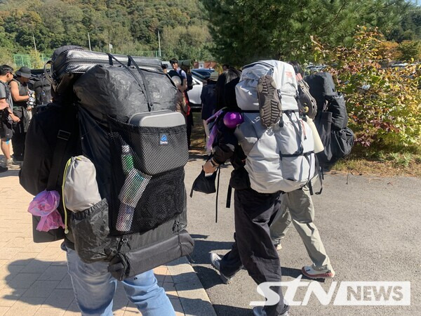 주말 비둘기낭 폭포 캠핑장 인근에서는 크고 작은 배낭을 맨 체류형 레저 마니아들을 어렵지 않게 만나 볼 수 있다./ 사진┃STN뉴스 DB.