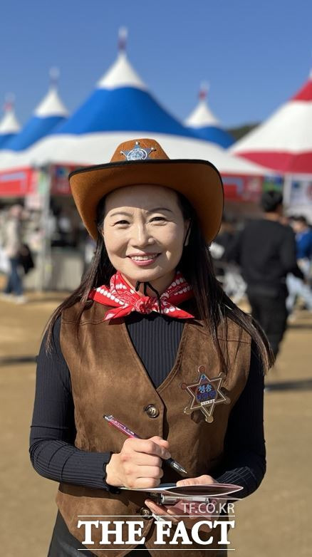 정미진 청송군의원이 보안관 옷을 입고 행사장을 돌고 있다./청송=김채은 기자