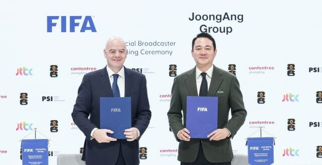 잔니 인판티노 FIFA 회장(왼쪽)과 홍정도 중앙그룹 부회장