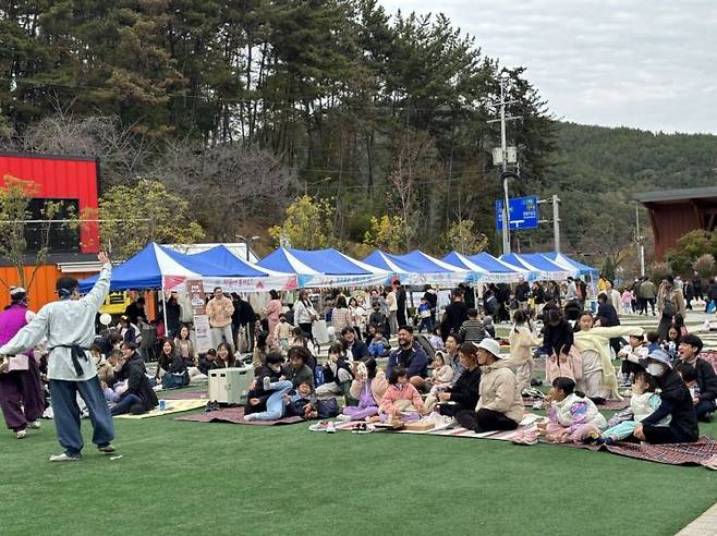 진주시 진양호공원 가을 축제는 ‘추억여행:그때 그 시절’이라는 주제 진행 하고 있다.