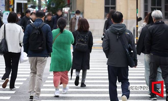 서울 종로 광화문네거리에서 시민들이 출근하고 있다. 사진=조용준 기자