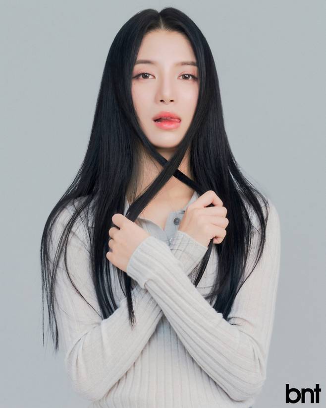 니트 톱은 파인오 카인드 제품.