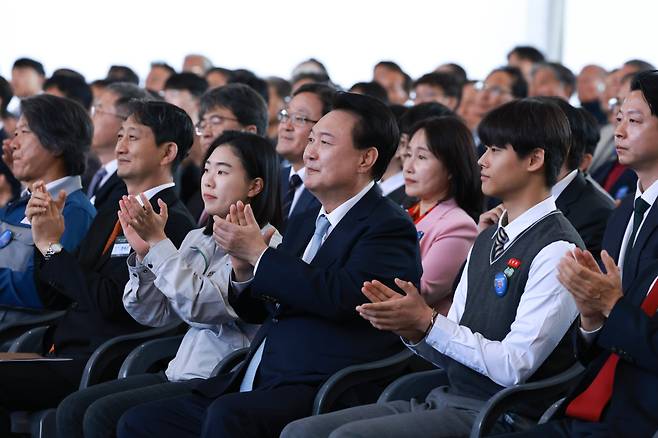 윤석열 대통령이 30일 경북 울진군 한국수력원자력 한울원자력본부에서 열린 '신한울 원전 1·2호기 종합준공 및 3·4호기 착공식'에 참석해 박수치고 있다. /연합뉴스