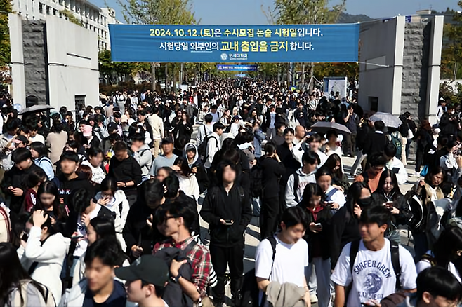 연세대학교 2025학년도 수시모집 논술시험을 마친 수험생들이 고사장을 나서고 있다.ⓒ연합뉴스