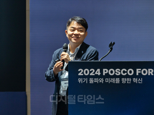 지난 10월 1~2일 송도 포스코 글로벌 R&D센터에서 열린 '2024 포스코포럼'에 이경전 경희대 경영대학 빅데이터응용학과 교수가 참여해 강연을 하고 있다.<이경전 교수 제공>