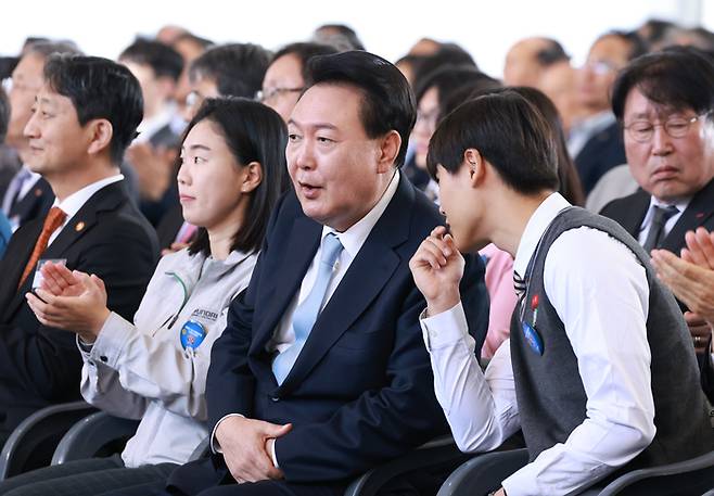 윤석열 대통령이 30일 경북 울진군 한국수력원자력 한울원자력본부에서 열린 '신한울 원전 1·2호기 종합준공 및 3·4호기 착공식'에 참석해 마이스터고 학생과 대화하고 있다. 연합뉴스