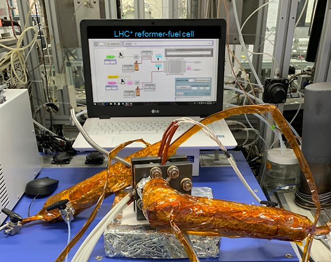 KIST 연구진이 개발한 전해질막과 막전극접합체(MEA)로 수소연료전지 셀을 만들어 250도 이상의 고온에서 작동하는 실험을 하고 있다. KIST 제공