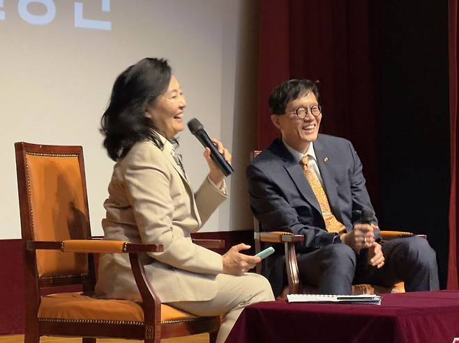 이창용 한국은행 총재가 30일 서울 마포구 서강대학교 성이냐시오관 소강당에서 열린 특별 강연에서 박영선 전 중소벤처기업부 장관과 질의응답을 하고 있다. /사진=김동찬 기자.