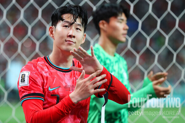 사진=게티이미지. 토트넘 홋스퍼가 손흥민의 아시아축구연맹(AFC) 올해의 국제선수상 수상을 축하했다. 아시아축구연맹(AFC)는 29일 오후 8시 경희대학교 서울캠퍼스 평화의전당에서 열린 2023 AFC 시상식을 개최했다. 시상식에는 올해의 국제선수, 올해의 영 플레이어, 올해의 남자선수, 올해의 여자선수 등 한해 동안 가장 뛰어난 성적을 기록한 아시아 선수들을 선정해 상을 수여했다. 손흥민이 올해의 국제선수 상을 수상했다. 