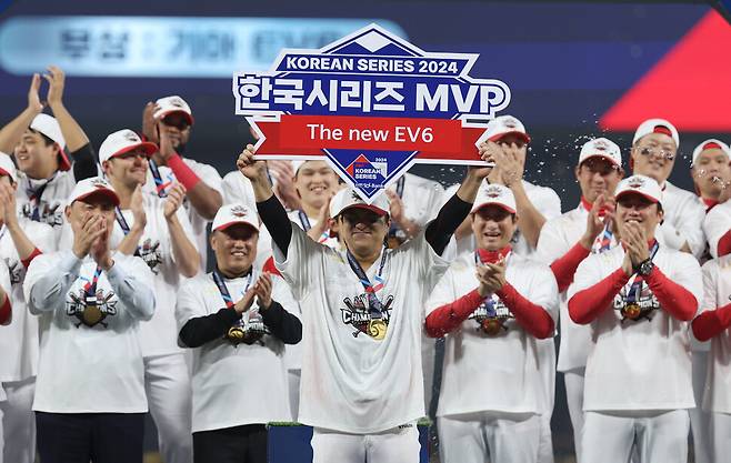 기아(KIA) 타이거즈 김선빈이 28일 광주 기아챔피언스필드에서 2024 신한 SOL뱅크 KBO 포스트시즌 한국시리즈에서 최우수선수(MVP)로 선정된 뒤 기념 촬영하고 있다. 연합뉴스