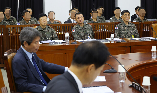 30일 국회에서 열린 정보위원회 국정감사에 출석한 문상호 정보사령관(왼쪽부터)과 원천희 국방정보본부장, 박종선 777사령관이 나란히 앉아 있다. 윤운식 선임기자 yws@hani.co.kr