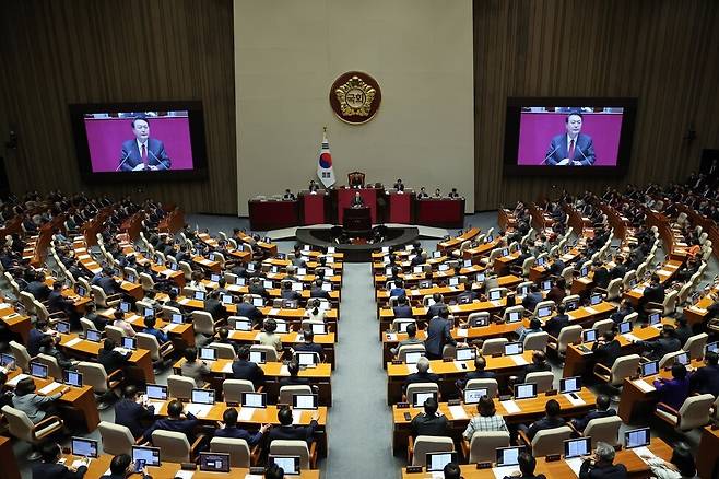 윤석열 대통령이 지난해 10월31일 국회 본회의에서 2024년도 예산안 및 기금운용계획안 시정연설을 하고 있다. 김봉규 선임기자 bong9@hani.co.kr